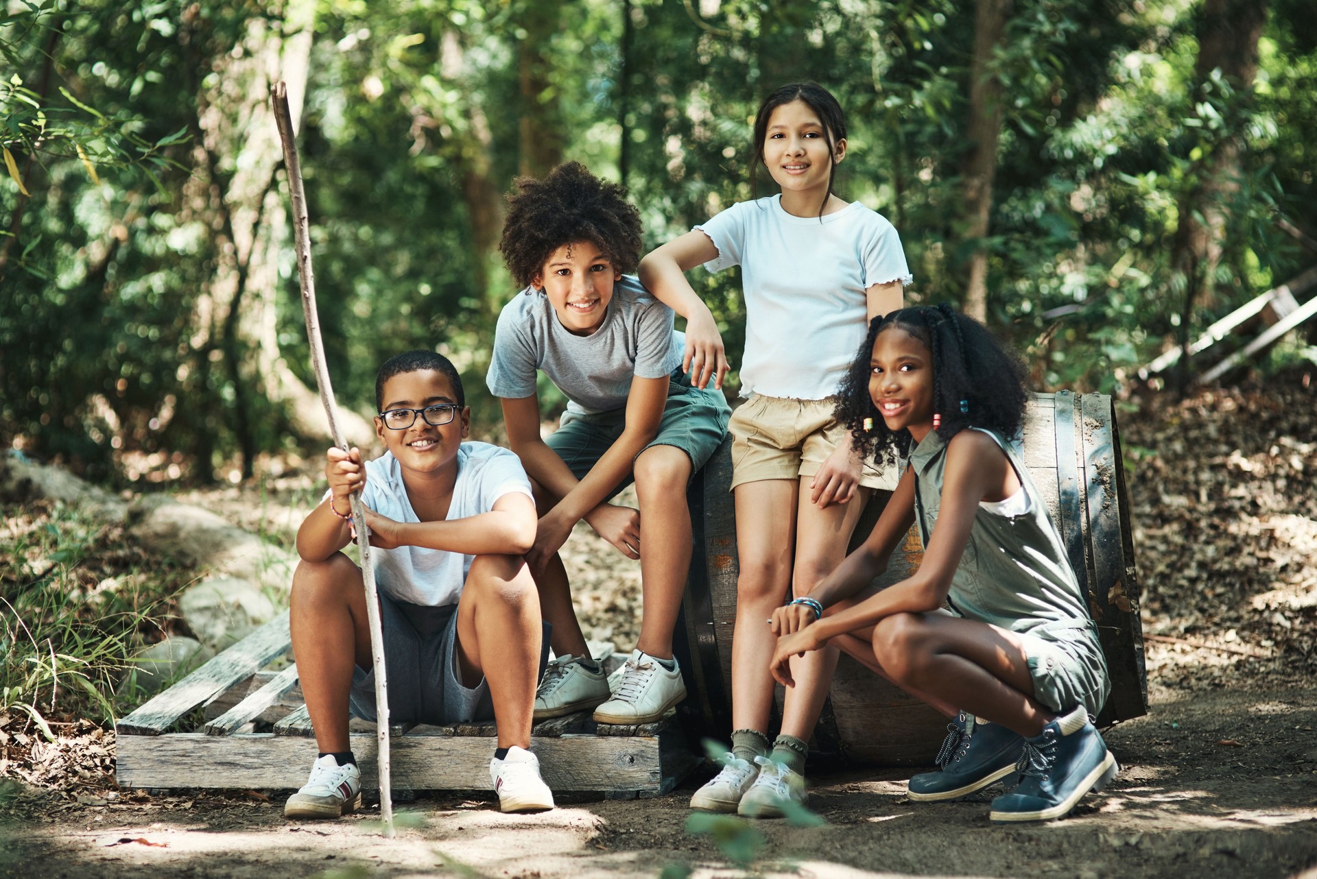 Foto de un grupo de adolescentes divirtiéndose en la naturaleza en el campamento de verano